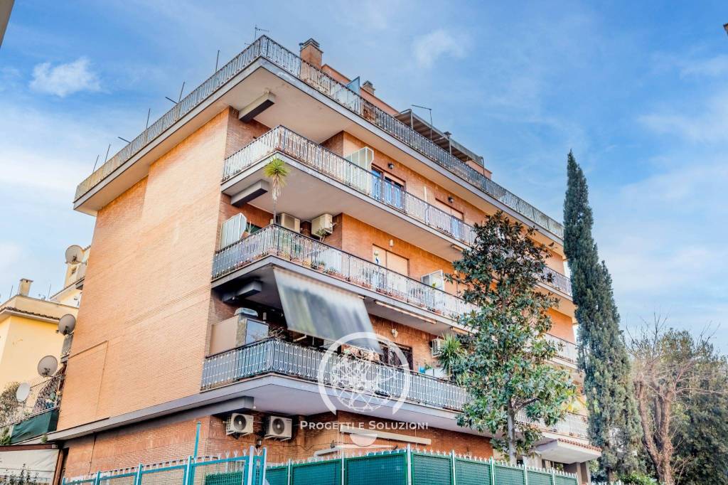 Appartamento in vendita a Roma via dei Pampini, 2