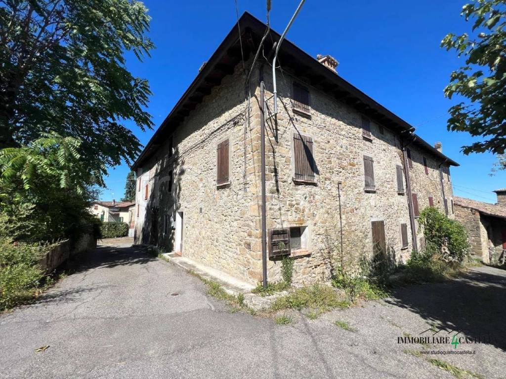 Casa Indipendente in vendita a Castelnovo ne' Monti via Gombio 13