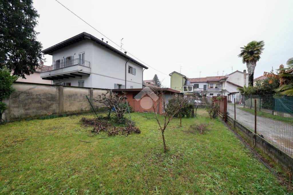 Casa Indipendente in vendita a Verano Brianza via Piave, 9
