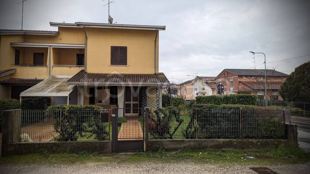 Villa a Schiera in in vendita da privato a Roncoferraro via Cesare Battisti, 56