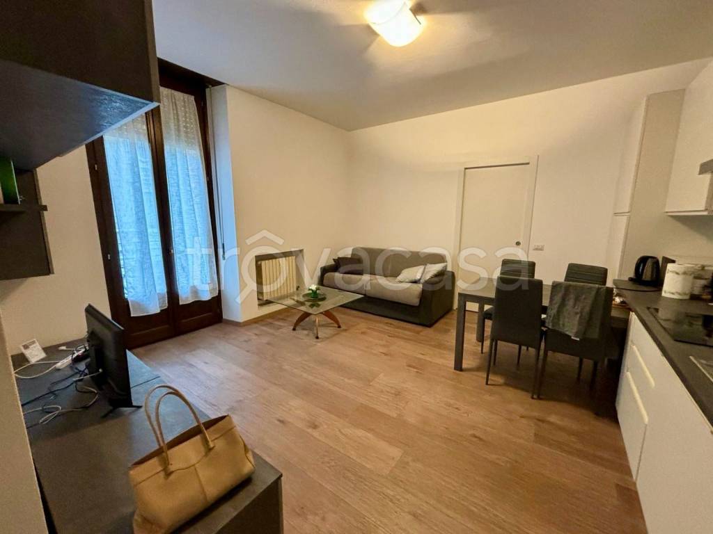 Appartamento in affitto a Milano via Luigi Porro Lambertenghi, 15