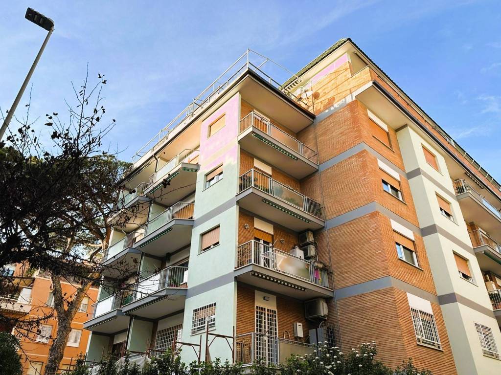 Appartamento in vendita a Roma via Ferdinando Acton