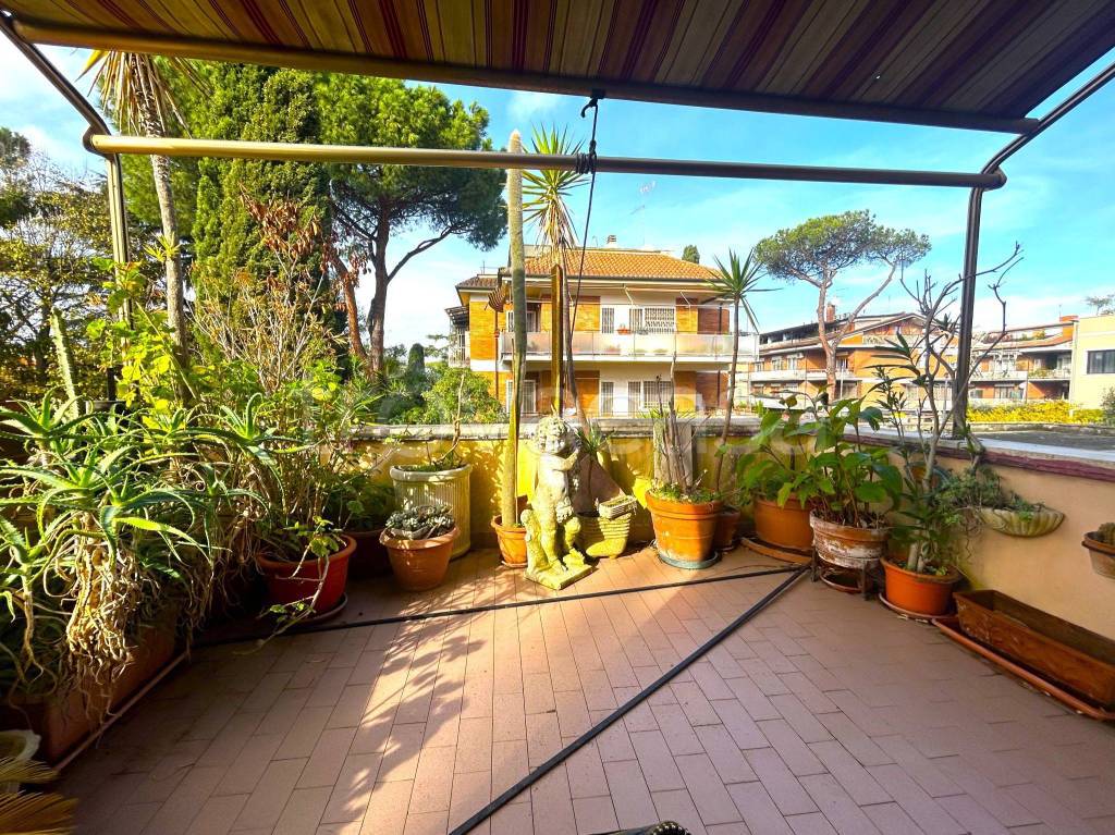 Appartamento in vendita a Roma via Siderno