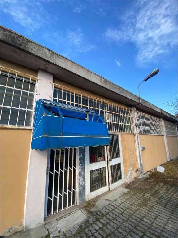 Capannone Industriale in vendita a Taino via Guglielmo Marconi, 110