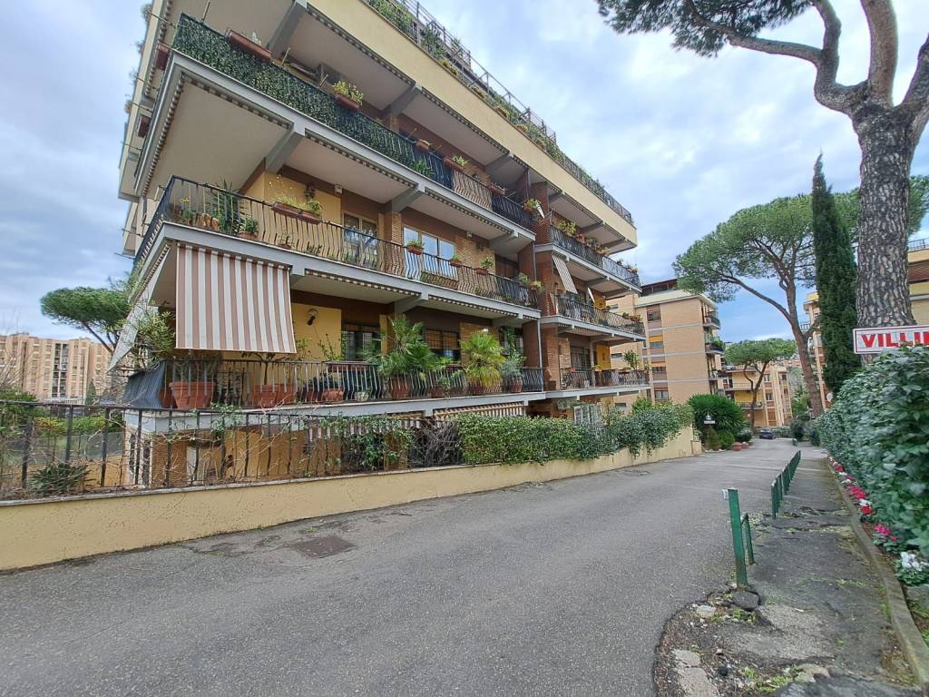 Appartamento in vendita a Roma via Francesco Cocco Ortu