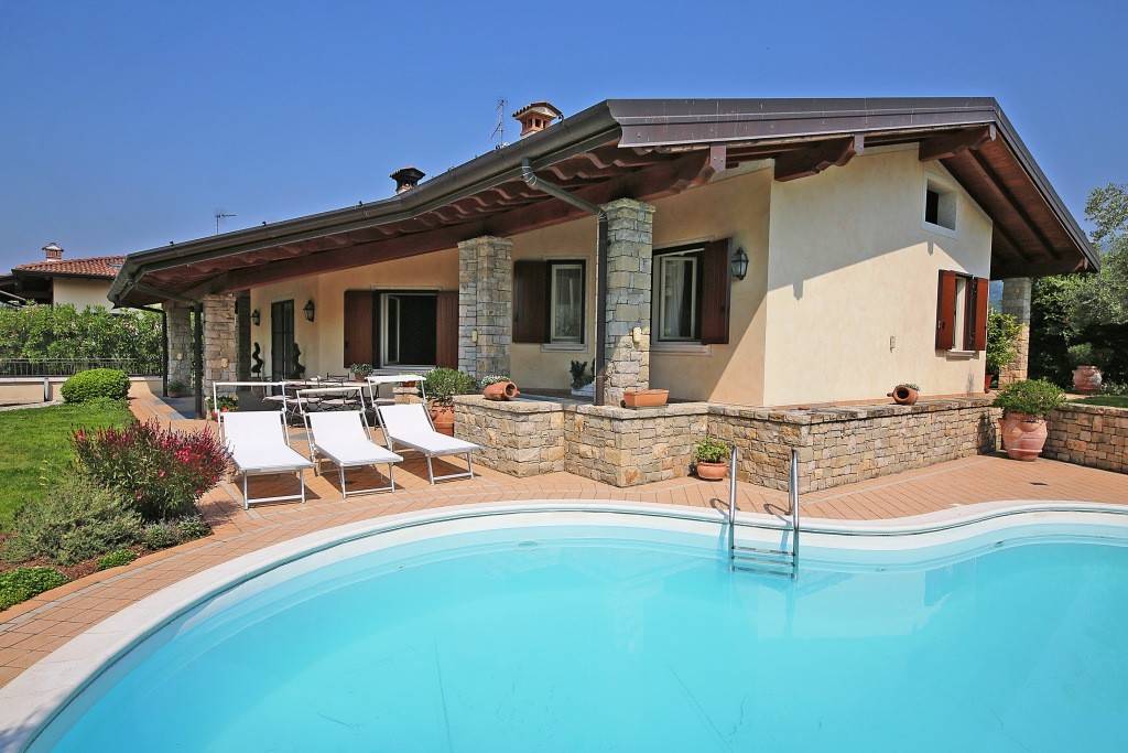 Villa in vendita a San Felice del Benaco viale Italia, 8