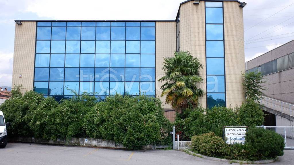 Capannone Industriale in vendita a Gorlago via Primo Maggio, 16, 24060