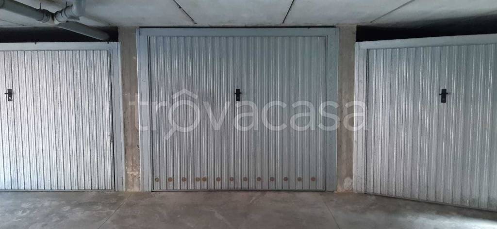 Garage in vendita ad Arona via Milano, 26