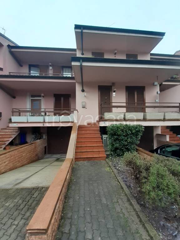 Villa a Schiera in vendita a Peschiera Borromeo via Edmondo De Amicis, 8