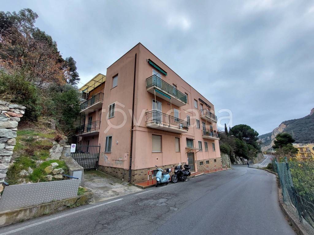 Appartamento in vendita a Finale Ligure via della Pineta, 2