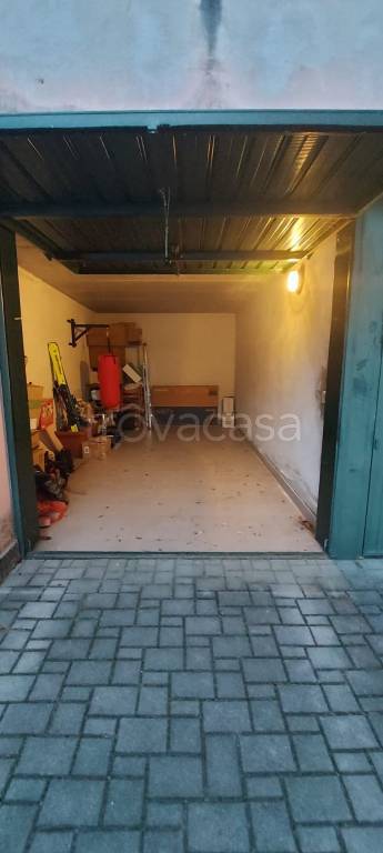 Garage in affitto a Colico via Baronia, 43