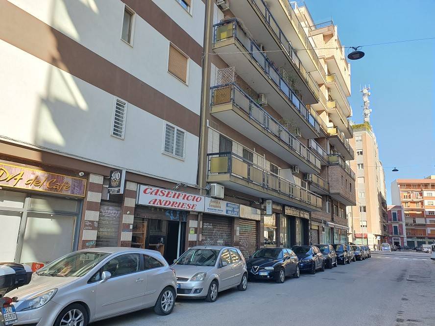 Negozio in affitto a Bari via Giuseppe Pisanelli