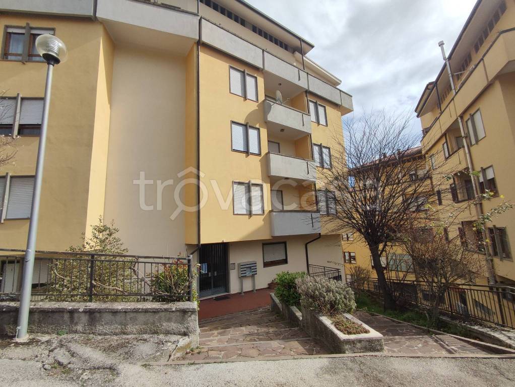 Appartamento in vendita a L'Aquila via Montereale, 2