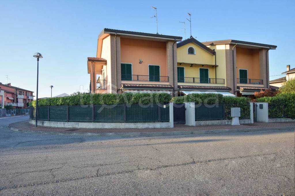 Villa Bifamiliare in vendita a Torrile strada Giacomo Matteotti