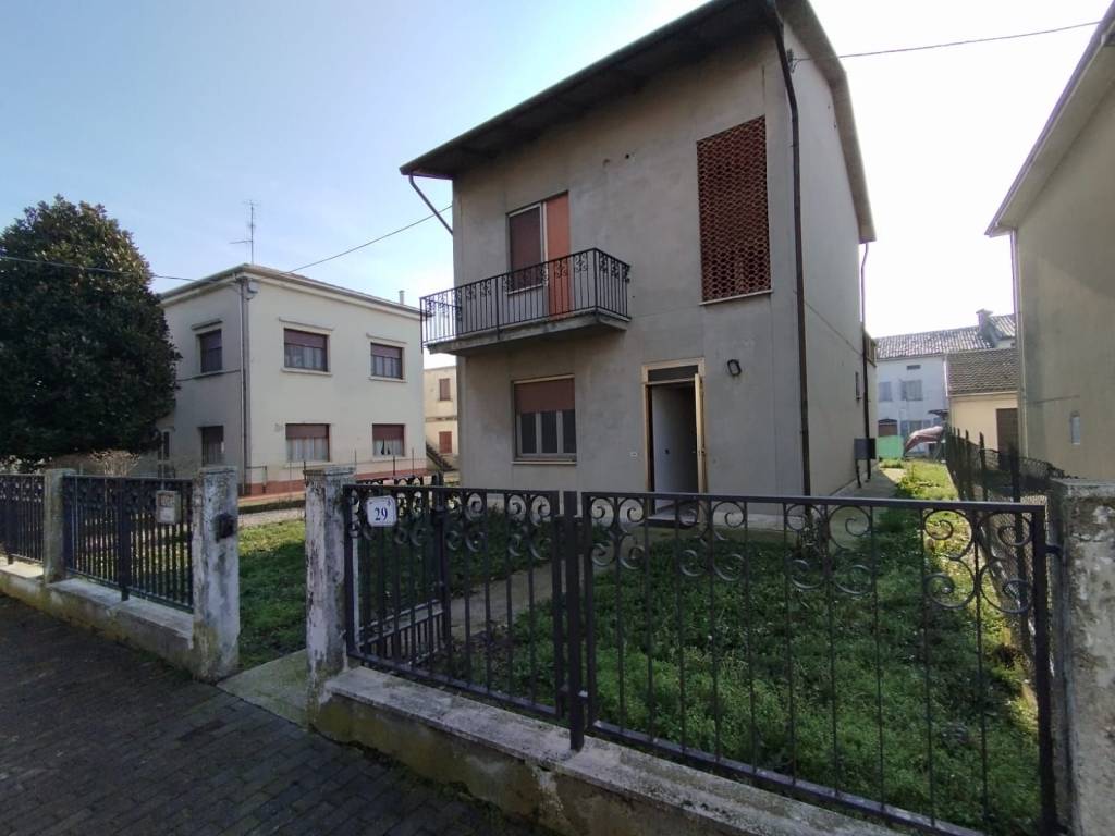 Villa in vendita a Moglia via Giuseppe Garibaldi
