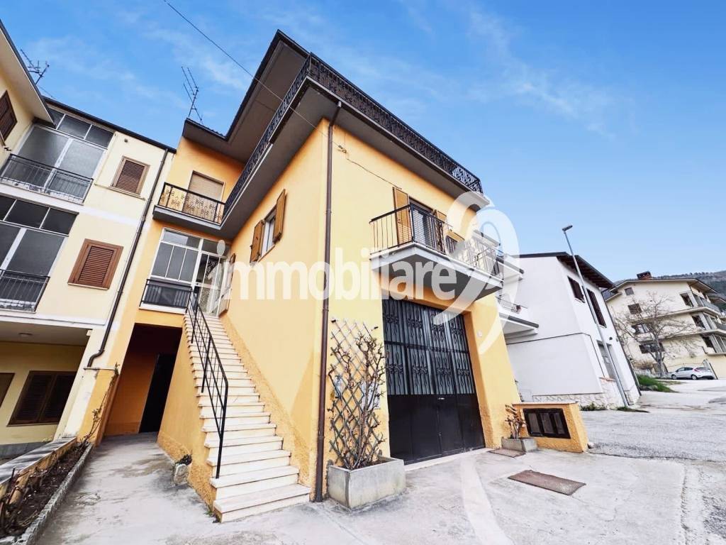 Appartamento in vendita a L'Aquila strada Statale del Gran Sasso d'Italia, 5