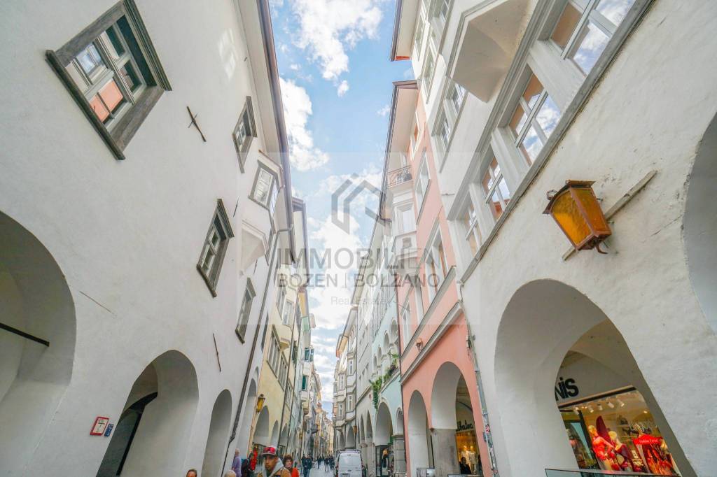 Negozio in affitto a Bolzano via Portici, 10