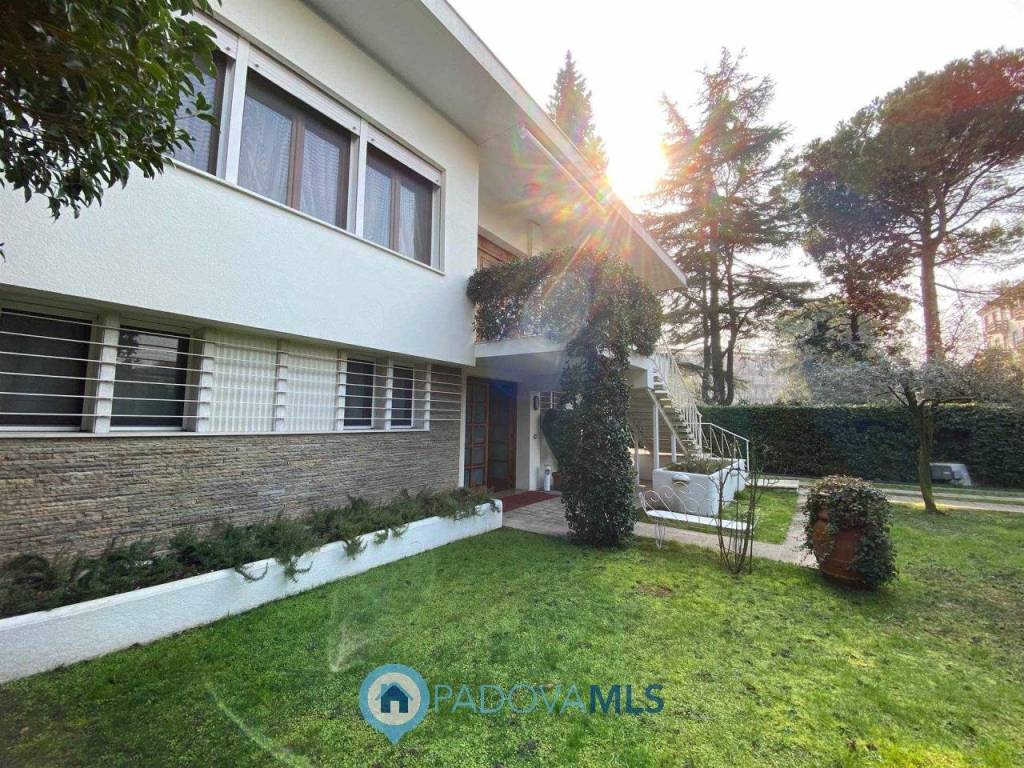Villa in vendita ad Abano Terme viale Giuseppe Mazzini