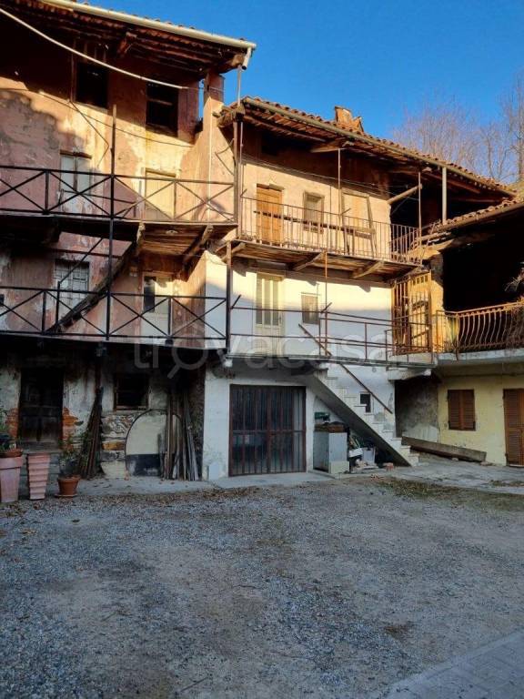 Casa Indipendente in vendita a Banchette piazza Giuseppe Faletti, 7