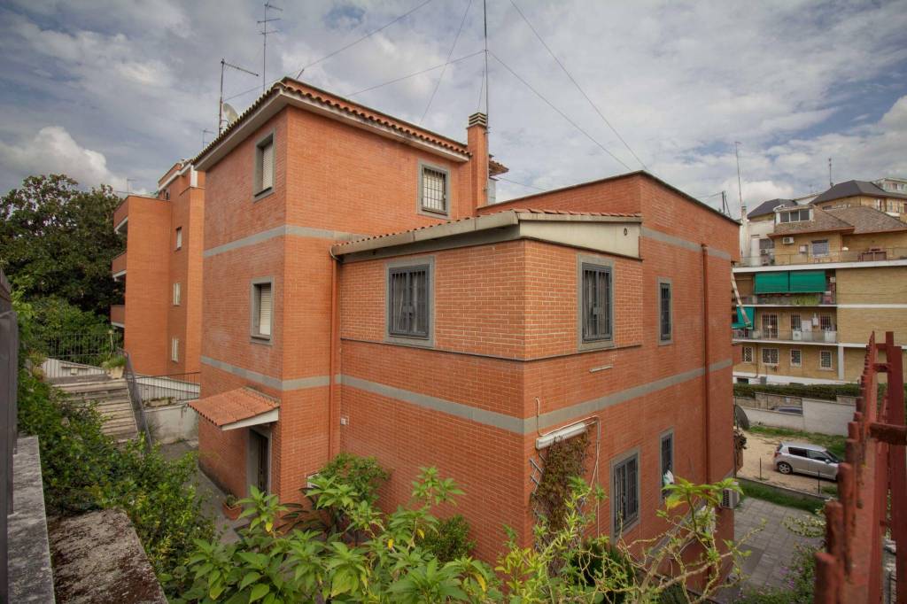 Appartamento in vendita a Roma via Mario Fani