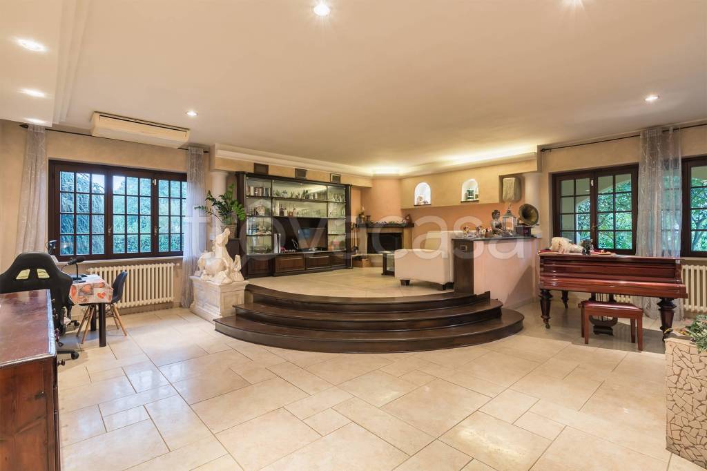 Villa in vendita a Varese via Ada Negri, 5