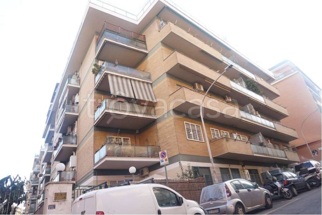 Appartamento in vendita a Roma via Giovanni Angelini, 35