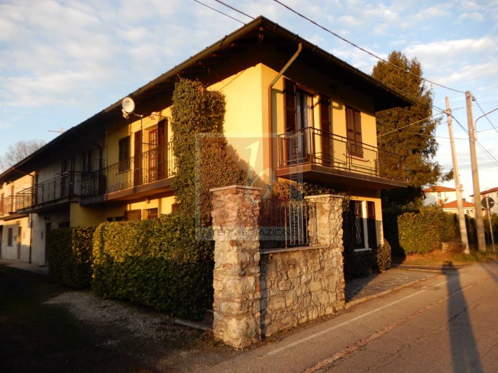 Casa Indipendente in vendita a Leggiuno via Dante Alighieri, 32