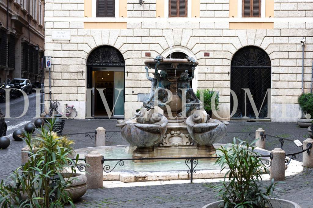 Negozio in affitto a Roma piazza Mattei, 1