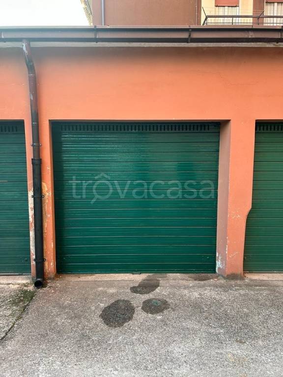 Garage in affitto a Verona lungadige Catena, 1
