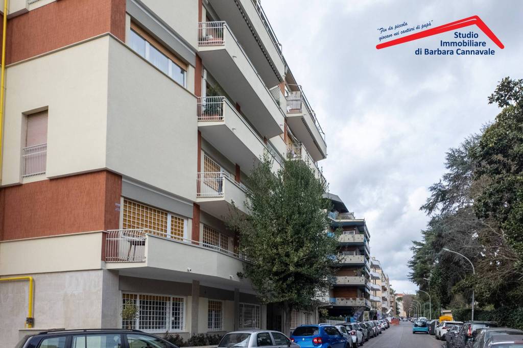 Appartamento in vendita a Roma via dei Giuochi Istmici