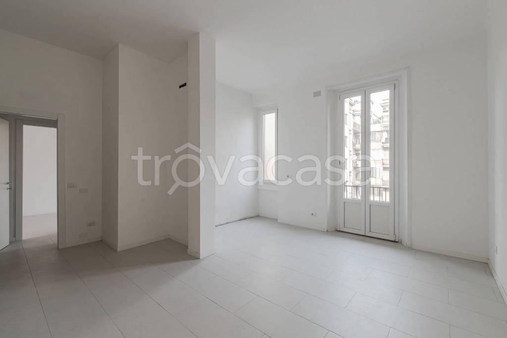 Appartamento in vendita a Milano via Stresa, 18