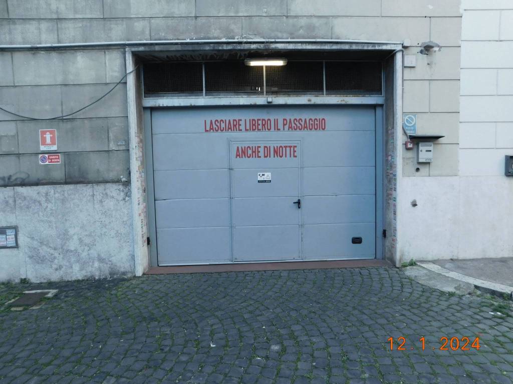 Garage in vendita a Roma via Atripalda