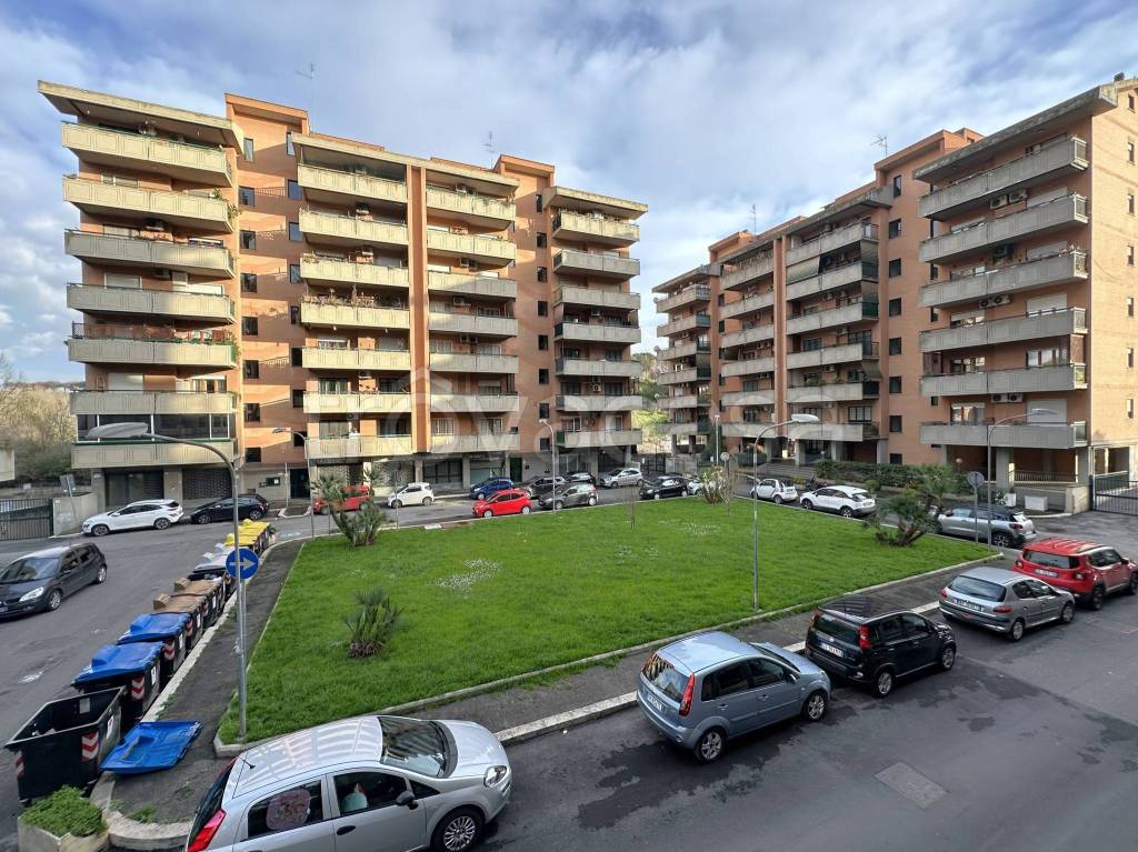 Appartamento in vendita a Roma via Silvio Sbricoli