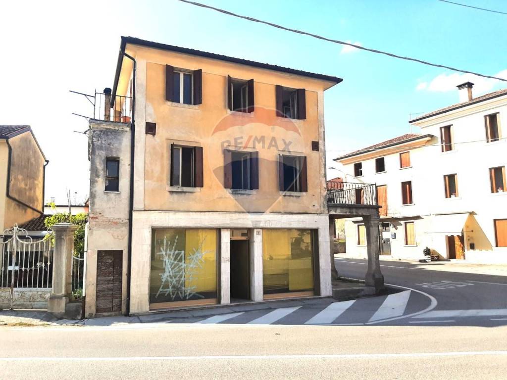 Casa Indipendente in vendita a Vittorio Veneto piazza Cozzuolo, 25
