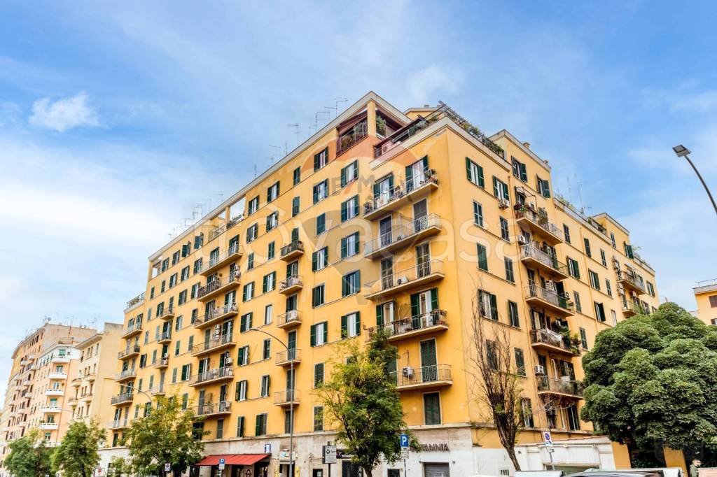 Appartamento in vendita a Roma via Britannia, 54