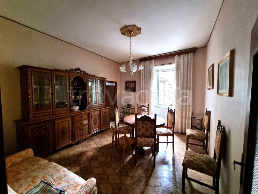 Appartamento in vendita a Caprarola via Borgo Vecchio