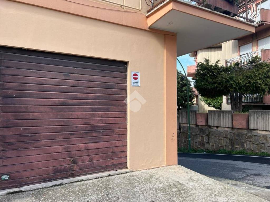 Garage in affitto a Colleferro via Vincenzo Monti, 31