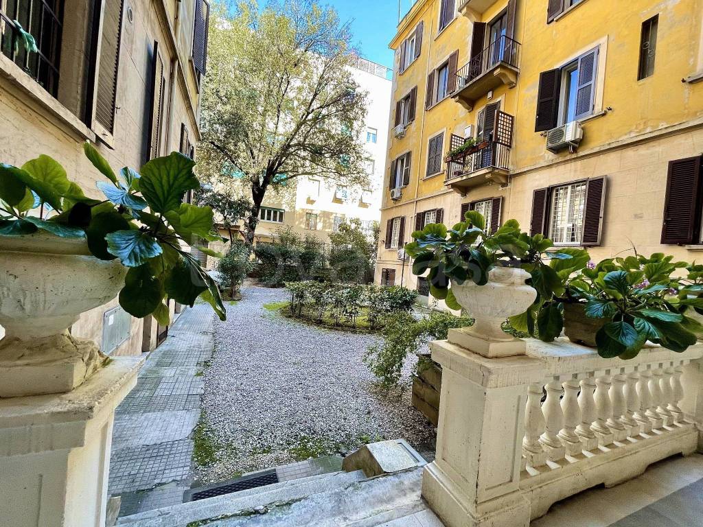 Appartamento in vendita a Roma via Eleonora d'Arborea, 30