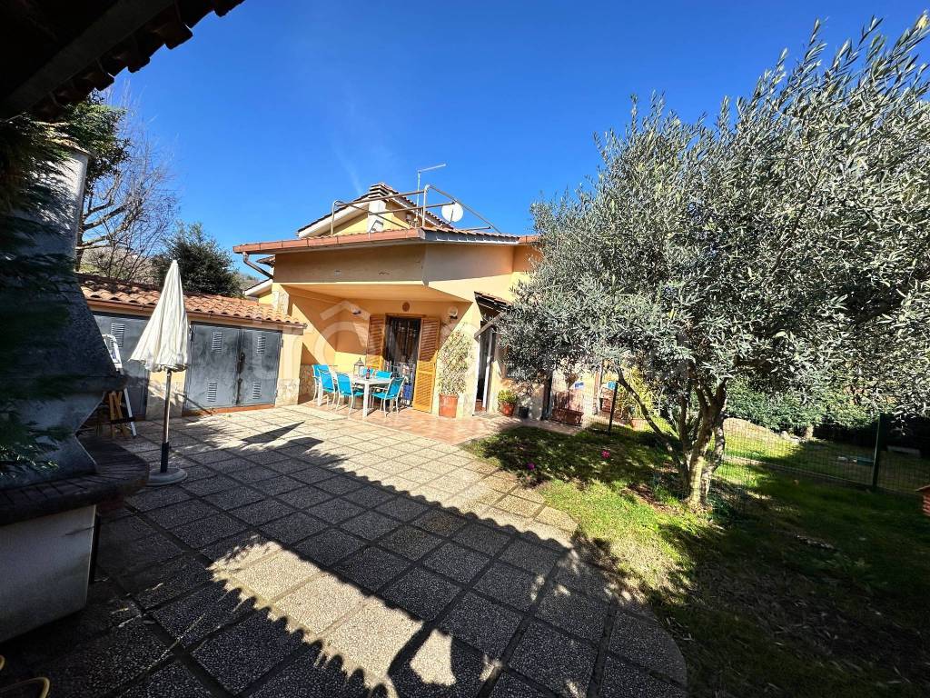 Villa Bifamiliare in in vendita da privato a Trevignano Romano via di Monterosi, 33