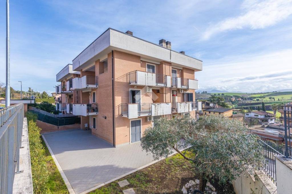 Appartamento in vendita a Fonte Nuova via Basilicata, 16