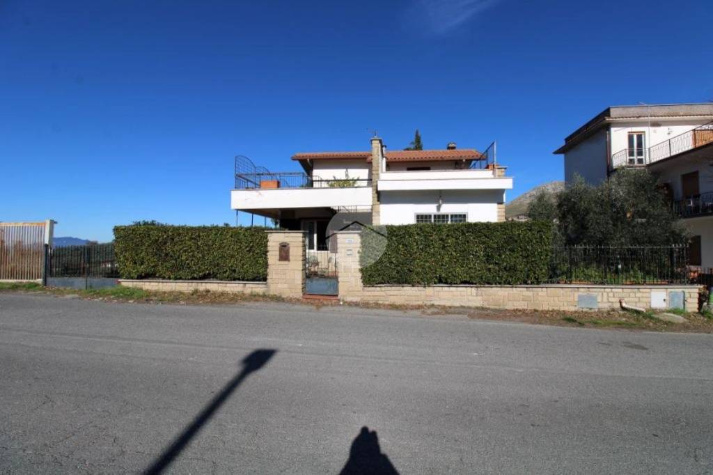 Villa in vendita a Fara in Sabina via Farense, 365