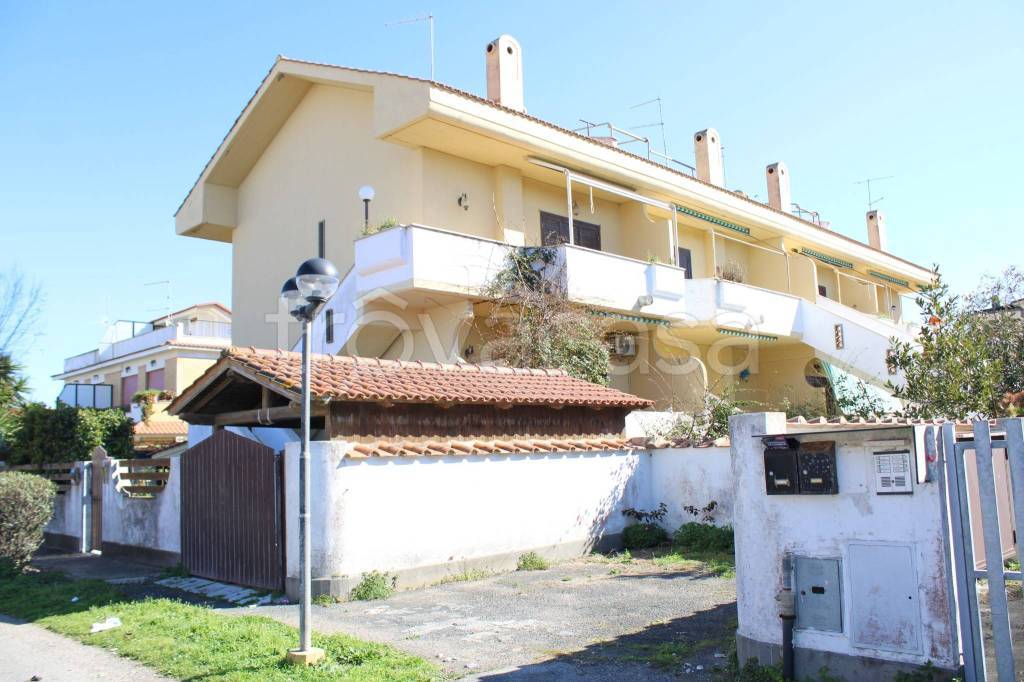 Appartamento in vendita ad Ardea via Ulisse, 81