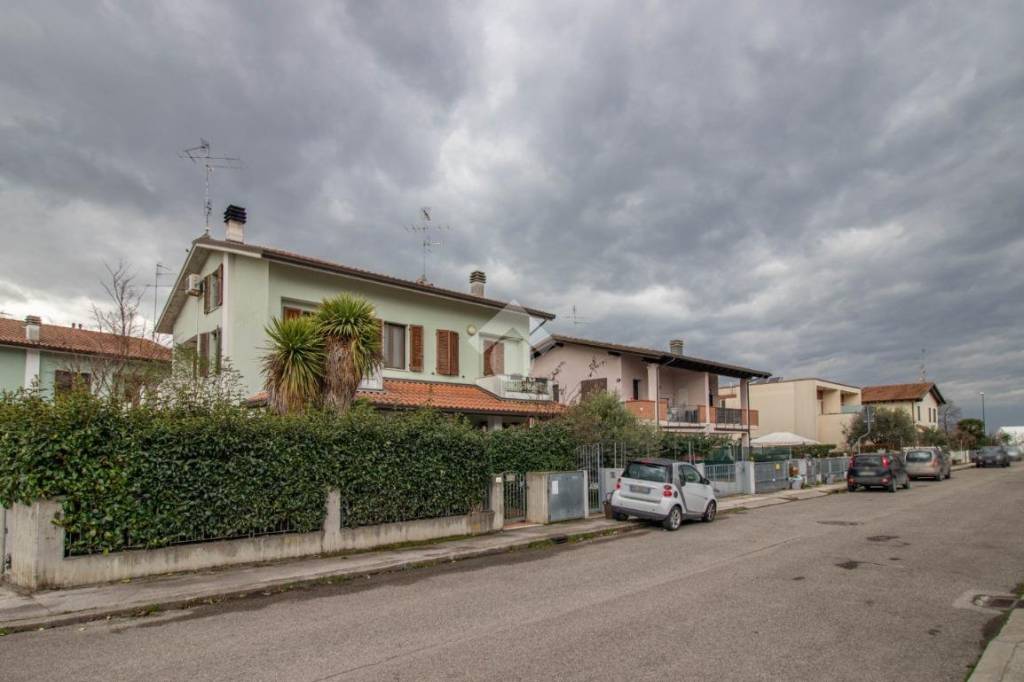 Villa Bifamiliare in vendita a Ravenna via Zentilina, 22