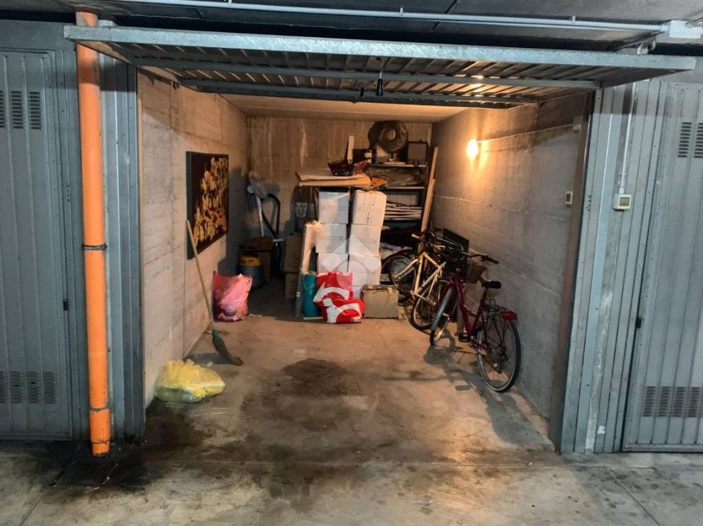 Garage in vendita a Monza via Timavo, 23
