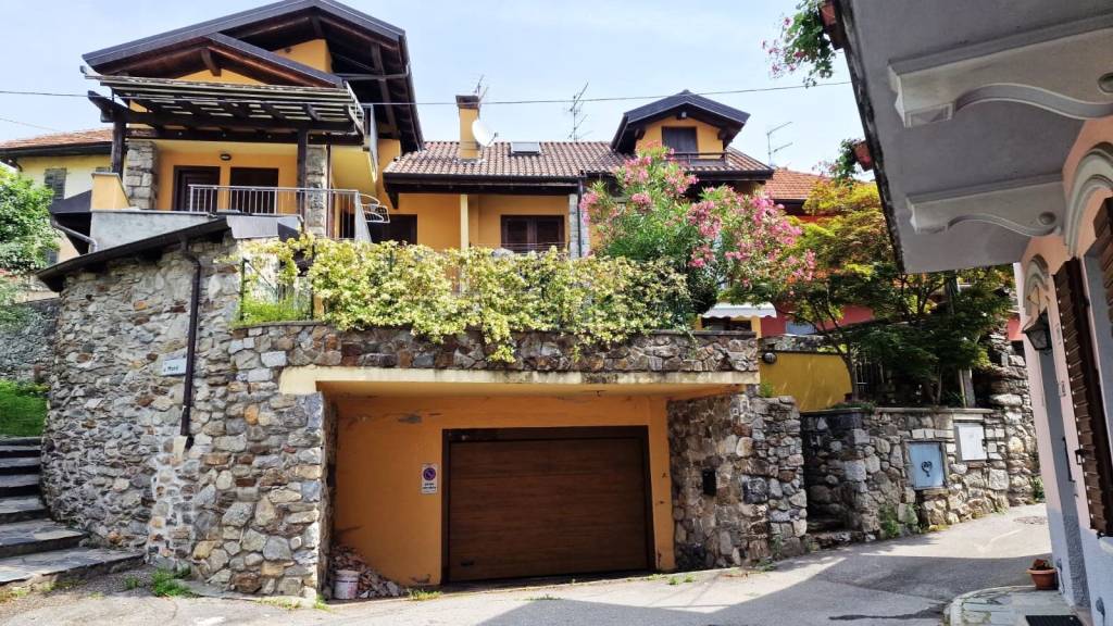 Casa Indipendente in vendita a Casale Corte Cerro via Crebbia