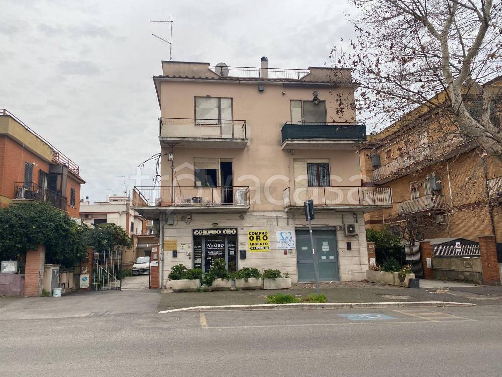 Appartamento in vendita a Roma via di Saponara, 103