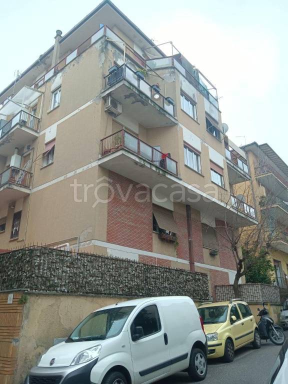 Appartamento in vendita a Roma via Caprarola