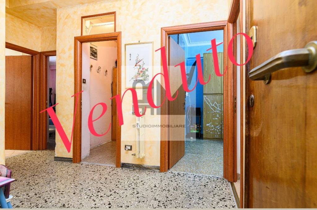 Appartamento in vendita a Roma via Sinuessa, 24