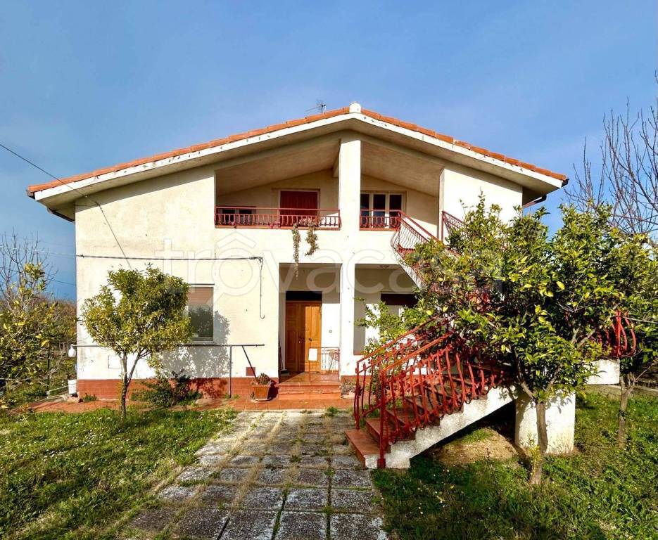 Villa in vendita a Lanciano contrada Colle Pizzuto, 3