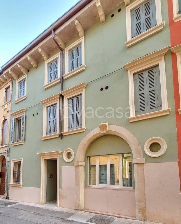 Appartamento in vendita a Verona via berto barbarani